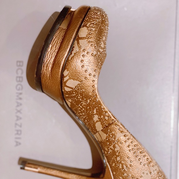 BCBG elegant and comfortable pump - Picture 5 of 6